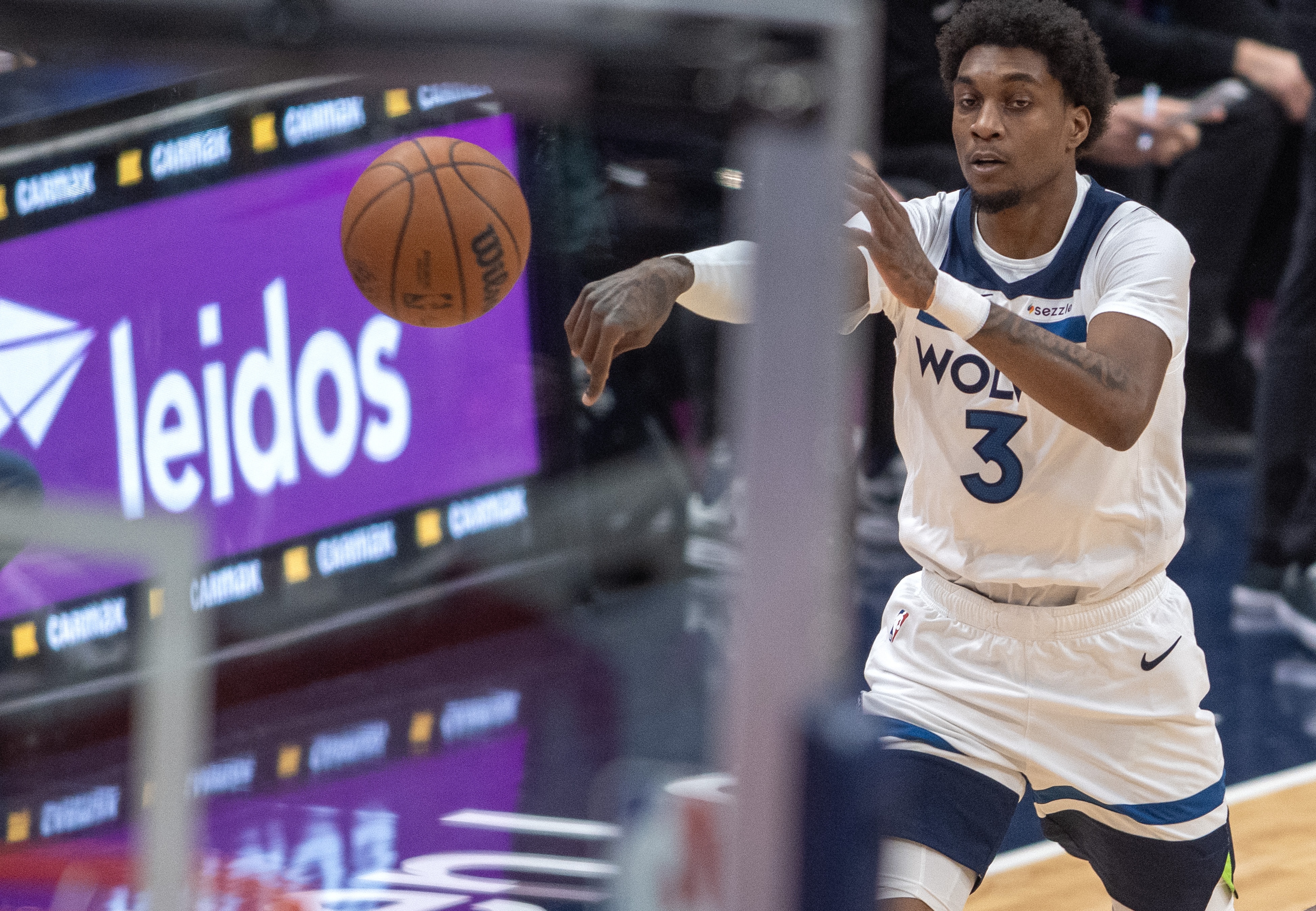 虎扑nba-爱德华兹：麦丹每晚都全力以赴&amp;无论攻防 我们都非常依赖他